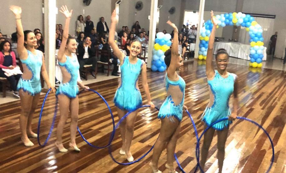 Foto 11 A Ginástica Rítmica do Colégio Estadual do Paraná (CEP) encerrou as atividades do ano em um evento de gala promovido, nessa quinta-feira (28), para homenagear atletas, professores, equipe de gestão e os familiares. Antes do jantar especial servido aos convidados, as atletas realizaram performances individuais e em conjunto na quadra esportiva do Clube de Subtenentes e Sargentos do Exército de Curitiba, no Centro Cívico.
