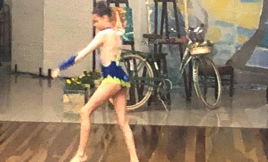 Foto 12 A Ginástica Rítmica do Colégio Estadual do Paraná (CEP) encerrou as atividades do ano em um evento de gala promovido, nessa quinta-feira (28), para homenagear atletas, professores, equipe de gestão e os familiares. Antes do jantar especial servido aos convidados, as atletas realizaram performances individuais e em conjunto na quadra esportiva do Clube de Subtenentes e Sargentos do Exército de Curitiba, no Centro Cívico.