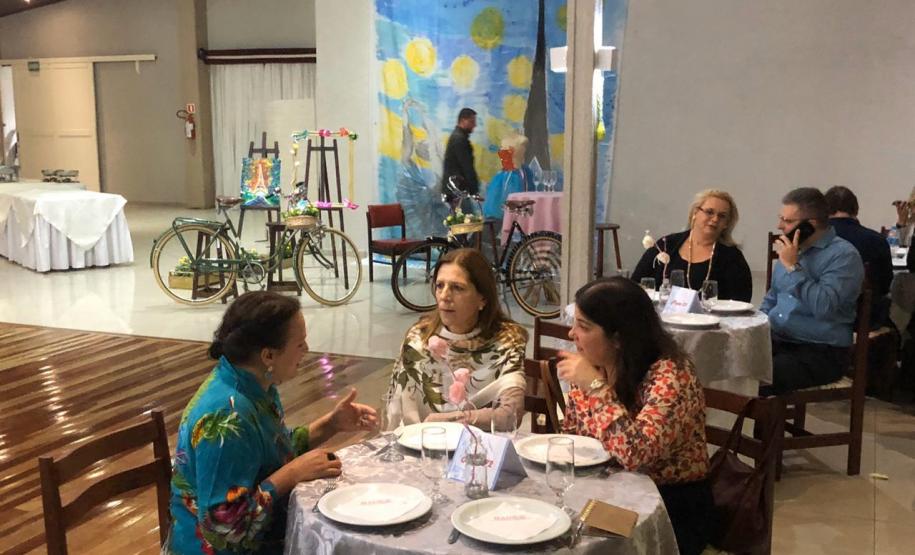 Foto 13 A Ginástica Rítmica do Colégio Estadual do Paraná (CEP) encerrou as atividades do ano em um evento de gala promovido, nessa quinta-feira (28), para homenagear atletas, professores, equipe de gestão e os familiares. Antes do jantar especial servido aos convidados, as atletas realizaram performances individuais e em conjunto na quadra esportiva do Clube de Subtenentes e Sargentos do Exército de Curitiba, no Centro Cívico.