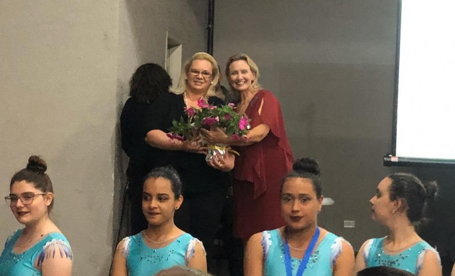 Foto 14 A Ginástica Rítmica do Colégio Estadual do Paraná (CEP) encerrou as atividades do ano em um evento de gala promovido, nessa quinta-feira (28), para homenagear atletas, professores, equipe de gestão e os familiares. Antes do jantar especial servido aos convidados, as atletas realizaram performances individuais e em conjunto na quadra esportiva do Clube de Subtenentes e Sargentos do Exército de Curitiba, no Centro Cívico.