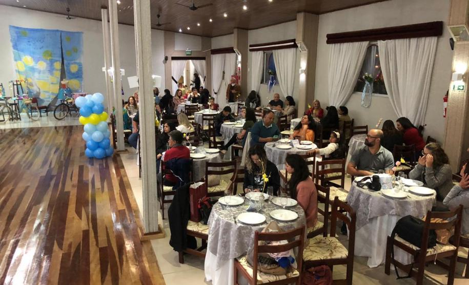 Foto 16 A Ginástica Rítmica do Colégio Estadual do Paraná (CEP) encerrou as atividades do ano em um evento de gala promovido, nessa quinta-feira (28), para homenagear atletas, professores, equipe de gestão e os familiares. Antes do jantar especial servido aos convidados, as atletas realizaram performances individuais e em conjunto na quadra esportiva do Clube de Subtenentes e Sargentos do Exército de Curitiba, no Centro Cívico.