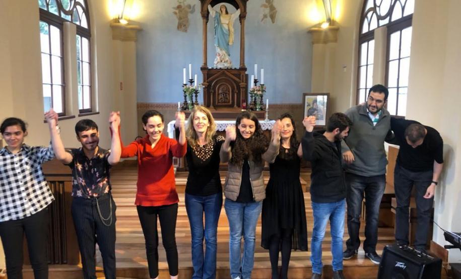 Foto 1 Os estudantes emocionaram a plateia que foi assistir ao Recital de Canto promovido na Capela da Glória na última quinta-feira (28). As apresentações foram feitas por alunos e alunas orientados pela professora Aline Petry, do Modulado de Voz e Expressão ofertado na Escolinha de Arte.
