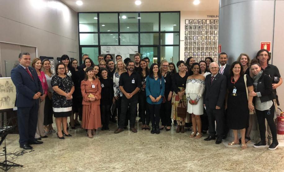 Foto 1 Foi aberta oficialmente, nesta quinta-feira (5), a Exposição da Escolinha de Arte do Colégio Estadual do Paraná (CEP) no Tribunal de Justiça do Paraná (TJ-PR), no Centro Cívico, em Curitiba. As obras de arte, produzidas por estudantes da instituição de ensino mais antiga do Estado, ficarão em exibição na esplanada do Tribunal de Justiça até a próxima quinta-feira (12).