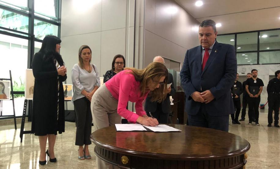 Foto 2 Da assinatura participaram o presidente do TJ-PR, Adalberto Jorge Xisto Pereira; a Desembargadora Denise Krüger Pereira, da Comissão Socioesportiva e Cultural (COSEC-TJPR); e a Diretora Geral do CEP, Tânia Maria Acco.