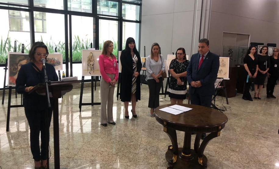 Foto 3 Da assinatura participaram o presidente do TJ-PR, Adalberto Jorge Xisto Pereira; a Desembargadora Denise Krüger Pereira, da Comissão Socioesportiva e Cultural (COSEC-TJPR); e a Diretora Geral do CEP, Tânia Maria Acco.