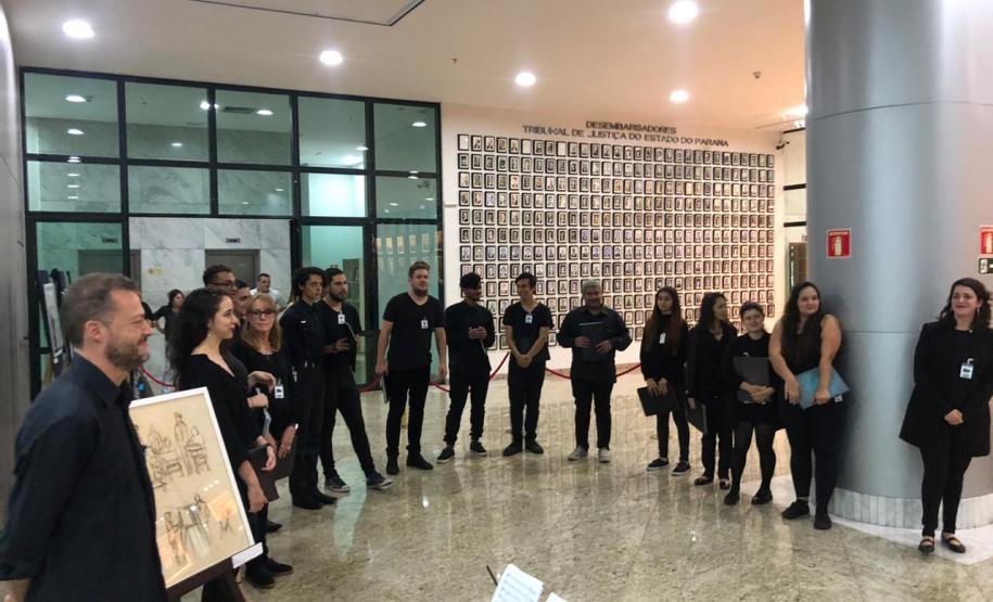 Foto 5 Os presentes ainda assistiram às apresentações do Coral do Colégio Estadual do Paraná, comandado pela professora Isabel Gabiatti, com acompanhamento do pianista Hermes Dreschel.