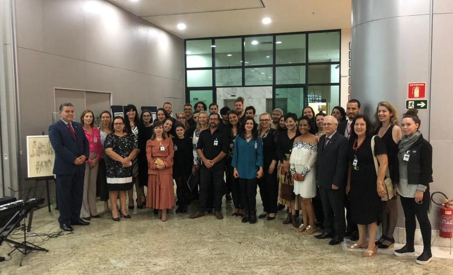 Foto 6 Também estavam presentes as Coordenadoras da Escolinha de Arte, professora Maura Probst; professora Daniele de Luca Rosa Franco e professora Cristine Christofis de Amorim; e a Coordenadora do Centro de Memória, Luzinete Pereira. A abertura da exposição foi acompanhada pelos professores de Arte e de Educação Física, funcionários e outros convidados.