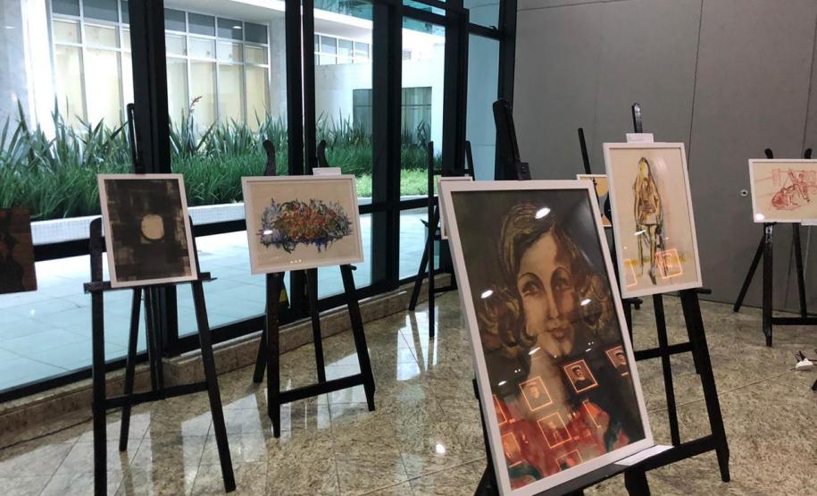 Foto 7 A mostra celebra os 62 anos da Escolinha e reúne pinturas, cerâmicas, maquetes, peças em madeira e em argila. Com fragmentos do período de 1957 a 1969, a exibição homenageia professores-fundadores e alunos em produções que contêm memórias, arte e história.