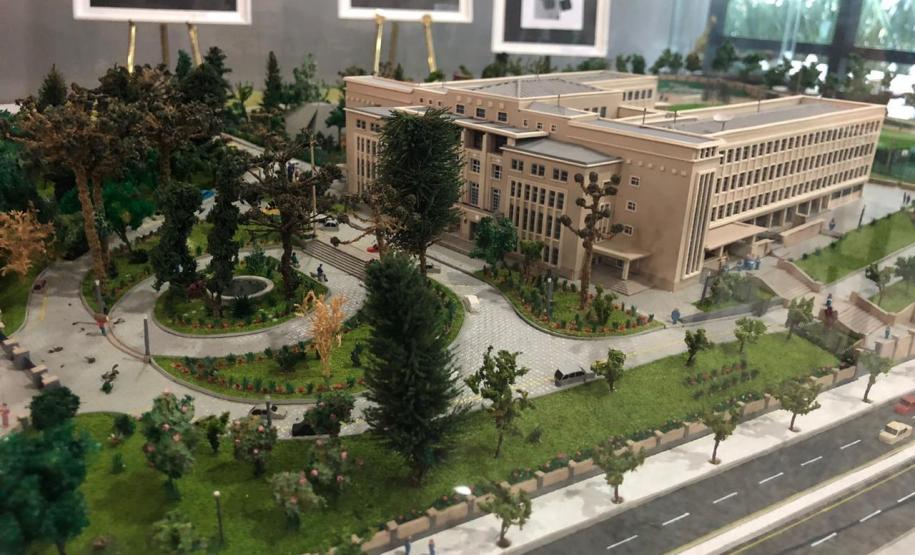 Foto 10 A mostra celebra os 62 anos da Escolinha e reúne pinturas, cerâmicas, maquetes, peças em madeira e em argila. Com fragmentos do período de 1957 a 1969, a exibição homenageia professores-fundadores e alunos em produções que contêm memórias, arte e história.