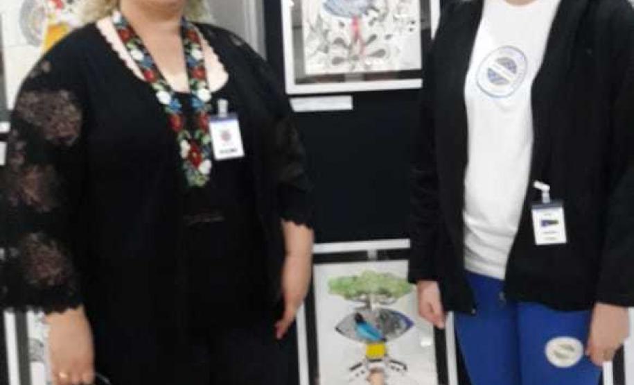 Foto 11 Trabalhos do Modulado de Desenho Mangá e o Paranismo de turma curricular. O desenho é da estudante Nickoly e ficará com a desembargadora Denise no TJ como acervo do Tribunal. Prof. Andreia Schultz.