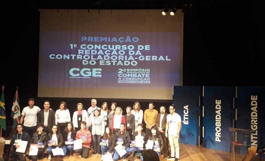 Foto 1 Dez estudantes do Colégio Estadual do Paraná (CEP) foram selecionados para receber os prêmios do 1° Concurso de Redação, com o tema: A corrupção, seus reflexos comportamentais e impactos na sociedade, proposta da Controladoria-Geral do Estado do Paraná (CGE). A entrega aconteceu nesta segunda-feira (9), durante a realização do 2º Simpósio Paranaense de Combate à Corrupção: Fazendo a Coisa Certa, promovido no Centro de Eventos da Federação das Indústrias do Estado do Paraná – FIEP.