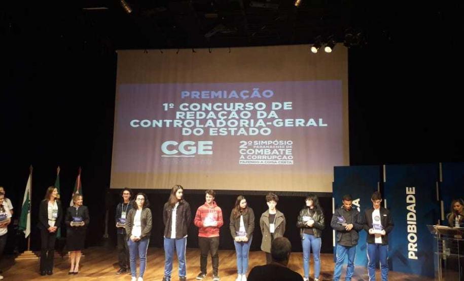 Foto 2 Dez estudantes do Colégio Estadual do Paraná (CEP) foram selecionados para receber os prêmios do 1° Concurso de Redação, com o tema: A corrupção, seus reflexos comportamentais e impactos na sociedade, proposta da Controladoria-Geral do Estado do Paraná (CGE). A entrega aconteceu nesta segunda-feira (9), durante a realização do 2º Simpósio Paranaense de Combate à Corrupção: Fazendo a Coisa Certa, promovido no Centro de Eventos da Federação das Indústrias do Estado do Paraná – FIEP.
