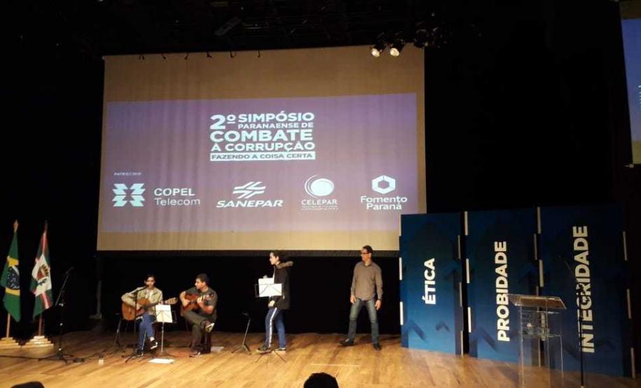 Foto 3 Dez estudantes do Colégio Estadual do Paraná (CEP) foram selecionados para receber os prêmios do 1° Concurso de Redação, com o tema: A corrupção, seus reflexos comportamentais e impactos na sociedade, proposta da Controladoria-Geral do Estado do Paraná (CGE). A entrega aconteceu nesta segunda-feira (9), durante a realização do 2º Simpósio Paranaense de Combate à Corrupção: Fazendo a Coisa Certa, promovido no Centro de Eventos da Federação das Indústrias do Estado do Paraná – FIEP.