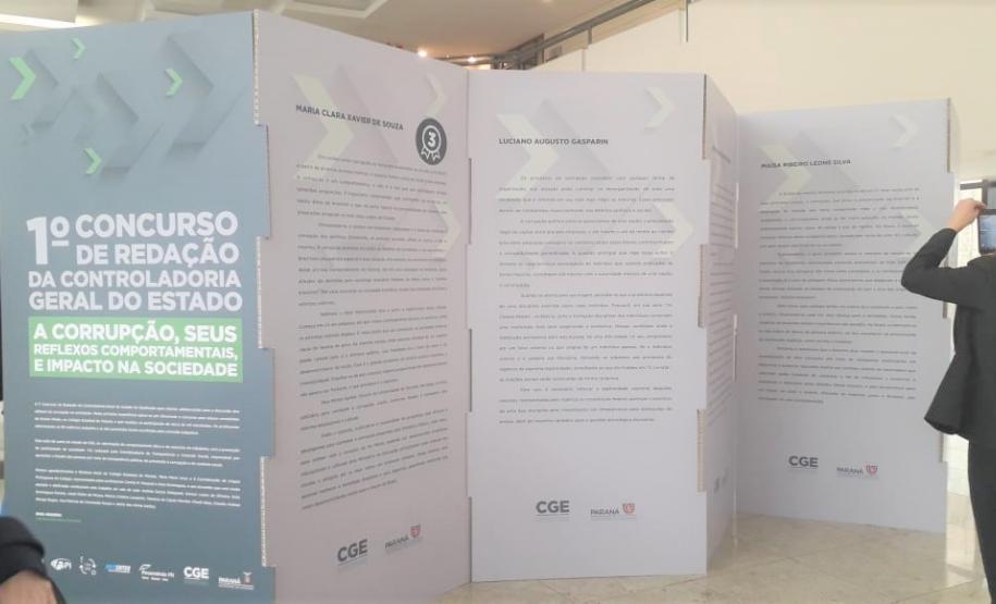 Foto 5 Dez estudantes do Colégio Estadual do Paraná (CEP) foram selecionados para receber os prêmios do 1° Concurso de Redação, com o tema: A corrupção, seus reflexos comportamentais e impactos na sociedade, proposta da Controladoria-Geral do Estado do Paraná (CGE). A entrega aconteceu nesta segunda-feira (9), durante a realização do 2º Simpósio Paranaense de Combate à Corrupção: Fazendo a Coisa Certa, promovido no Centro de Eventos da Federação das Indústrias do Estado do Paraná – FIEP.