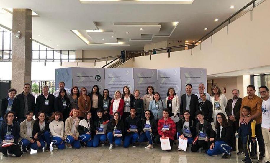 Foto 6 Dez estudantes do Colégio Estadual do Paraná (CEP) foram selecionados para receber os prêmios do 1° Concurso de Redação, com o tema: A corrupção, seus reflexos comportamentais e impactos na sociedade, proposta da Controladoria-Geral do Estado do Paraná (CGE). A entrega aconteceu nesta segunda-feira (9), durante a realização do 2º Simpósio Paranaense de Combate à Corrupção: Fazendo a Coisa Certa, promovido no Centro de Eventos da Federação das Indústrias do Estado do Paraná – FIEP.