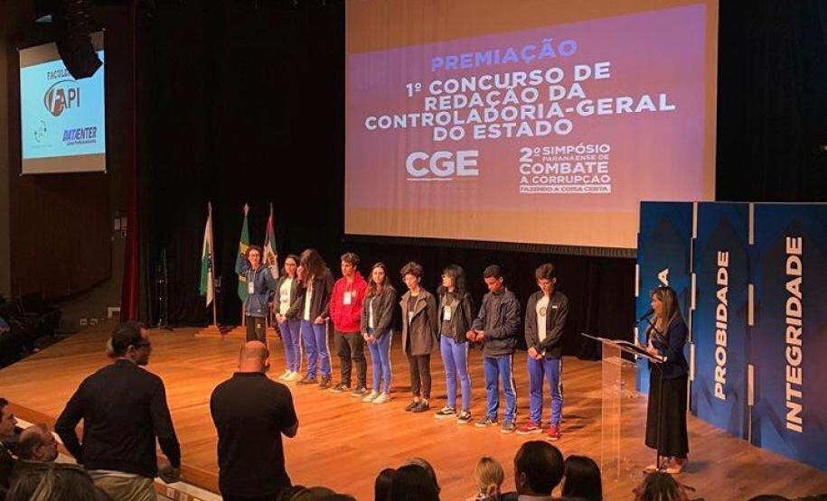 Foto 7 Dez estudantes do Colégio Estadual do Paraná (CEP) foram selecionados para receber os prêmios do 1° Concurso de Redação, com o tema: A corrupção, seus reflexos comportamentais e impactos na sociedade, proposta da Controladoria-Geral do Estado do Paraná (CGE). A entrega aconteceu nesta segunda-feira (9), durante a realização do 2º Simpósio Paranaense de Combate à Corrupção: Fazendo a Coisa Certa, promovido no Centro de Eventos da Federação das Indústrias do Estado do Paraná – FIEP.