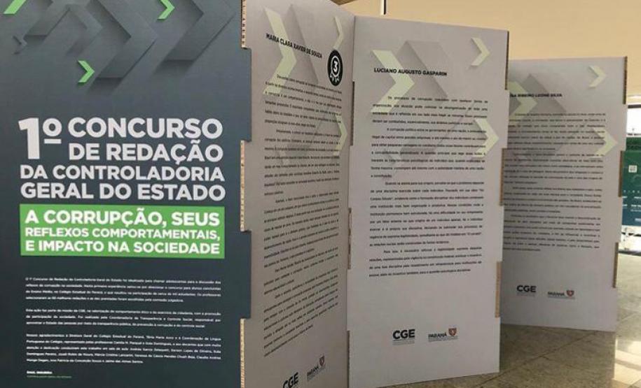 Foto 8 Dez estudantes do Colégio Estadual do Paraná (CEP) foram selecionados para receber os prêmios do 1° Concurso de Redação, com o tema: A corrupção, seus reflexos comportamentais e impactos na sociedade, proposta da Controladoria-Geral do Estado do Paraná (CGE). A entrega aconteceu nesta segunda-feira (9), durante a realização do 2º Simpósio Paranaense de Combate à Corrupção: Fazendo a Coisa Certa, promovido no Centro de Eventos da Federação das Indústrias do Estado do Paraná – FIEP.