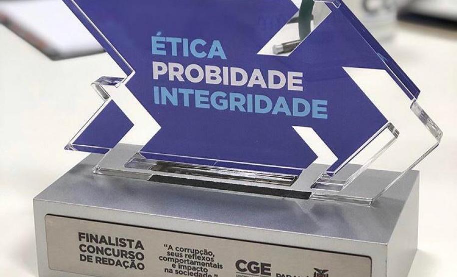 Foto 9 Dez estudantes do Colégio Estadual do Paraná (CEP) foram selecionados para receber os prêmios do 1° Concurso de Redação, com o tema: A corrupção, seus reflexos comportamentais e impactos na sociedade, proposta da Controladoria-Geral do Estado do Paraná (CGE). A entrega aconteceu nesta segunda-feira (9), durante a realização do 2º Simpósio Paranaense de Combate à Corrupção: Fazendo a Coisa Certa, promovido no Centro de Eventos da Federação das Indústrias do Estado do Paraná – FIEP.