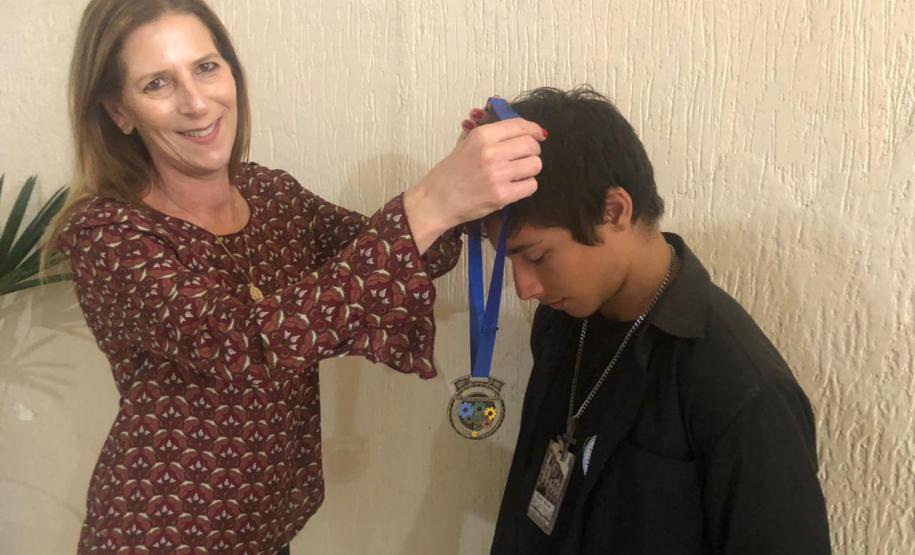 Foto 1 O estudante Gabriel Andreola, do 3° ano do Curso Técnico Integrado em Edificações, finalmente colocou a medalha de bronze no peito que ganhou na OBR – Olimpíada Brasileira de Robótica 2019. O estudante foi finalista e classificado como o terceiro melhor do país, no nível 5, da competição de nível nacional.