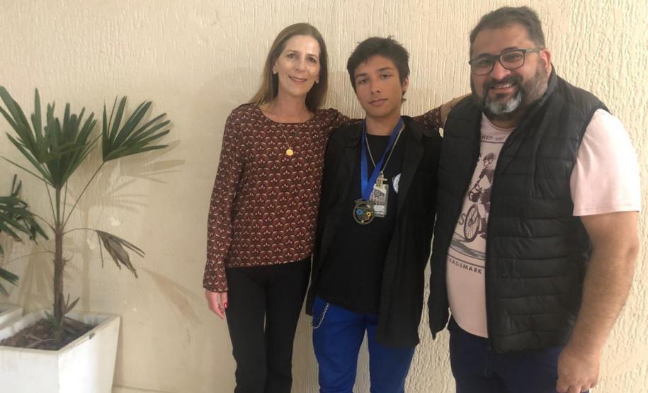 Foto 2 O estudante Gabriel Andreola, do 3° ano do Curso Técnico Integrado em Edificações, finalmente colocou a medalha de bronze no peito que ganhou na OBR – Olimpíada Brasileira de Robótica 2019. O estudante foi finalista e classificado como o terceiro melhor do país, no nível 5, da competição de nível nacional.