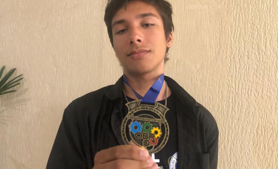 Foto 3 O estudante Gabriel Andreola, do 3° ano do Curso Técnico Integrado em Edificações, finalmente colocou a medalha de bronze no peito que ganhou na OBR – Olimpíada Brasileira de Robótica 2019. O estudante foi finalista e classificado como o terceiro melhor do país, no nível 5, da competição de nível nacional.