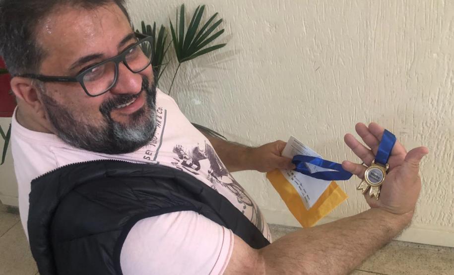 Foto 4 O professor Tony também lembrou (ver foto) que a organização da OBR 2019 também enviou a medalha de Honra ao Mérito que será entregue ao estudante Nicolas Gomes Siqueira.