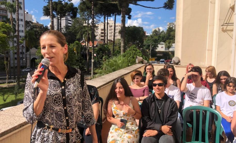 Foto 1 Tomaram posse nesta quinta-feira (12), os estudantes eleitos para compor a nova Diretoria do Grêmio Estudantil do Colégio Estadual do Paraná (GECEP). Os novos representantes assumiram os 19 cargos da agremiação para o exercício da gestão 2020, que tem como objetivos a efetiva participação política no ambiente escolar, para promoção de avanços educacionais e sociais dentro e fora do Colégio.