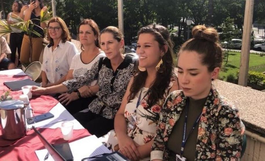 Foto 3 Tomaram posse nesta quinta-feira (12), os estudantes eleitos para compor a nova Diretoria do Grêmio Estudantil do Colégio Estadual do Paraná (GECEP). Os novos representantes assumiram os 19 cargos da agremiação para o exercício da gestão 2020, que tem como objetivos a efetiva participação política no ambiente escolar, para promoção de avanços educacionais e sociais dentro e fora do Colégio.