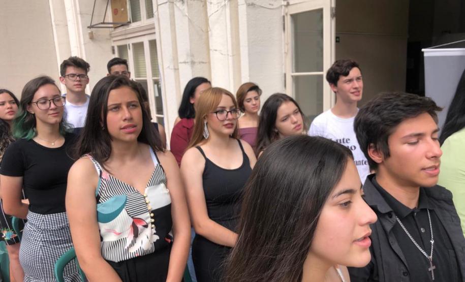 Foto 4 Tomaram posse nesta quinta-feira (12), os estudantes eleitos para compor a nova Diretoria do Grêmio Estudantil do Colégio Estadual do Paraná (GECEP). Os novos representantes assumiram os 19 cargos da agremiação para o exercício da gestão 2020, que tem como objetivos a efetiva participação política no ambiente escolar, para promoção de avanços educacionais e sociais dentro e fora do Colégio.