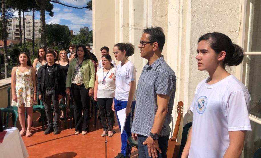 Foto 5 Tomaram posse nesta quinta-feira (12), os estudantes eleitos para compor a nova Diretoria do Grêmio Estudantil do Colégio Estadual do Paraná (GECEP). Os novos representantes assumiram os 19 cargos da agremiação para o exercício da gestão 2020, que tem como objetivos a efetiva participação política no ambiente escolar, para promoção de avanços educacionais e sociais dentro e fora do Colégio.