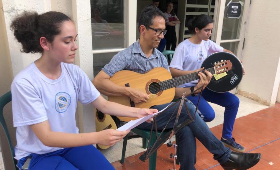 Foto 6 Tomaram posse nesta quinta-feira (12), os estudantes eleitos para compor a nova Diretoria do Grêmio Estudantil do Colégio Estadual do Paraná (GECEP). Os novos representantes assumiram os 19 cargos da agremiação para o exercício da gestão 2020, que tem como objetivos a efetiva participação política no ambiente escolar, para promoção de avanços educacionais e sociais dentro e fora do Colégio.