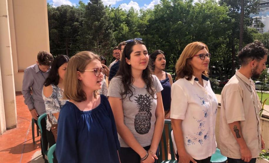 Foto 8 Tomaram posse nesta quinta-feira (12), os estudantes eleitos para compor a nova Diretoria do Grêmio Estudantil do Colégio Estadual do Paraná (GECEP). Os novos representantes assumiram os 19 cargos da agremiação para o exercício da gestão 2020, que tem como objetivos a efetiva participação política no ambiente escolar, para promoção de avanços educacionais e sociais dentro e fora do Colégio.