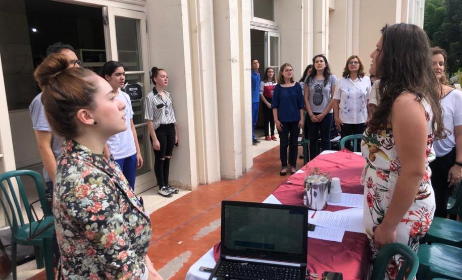 Foto 9 Tomaram posse nesta quinta-feira (12), os estudantes eleitos para compor a nova Diretoria do Grêmio Estudantil do Colégio Estadual do Paraná (GECEP). Os novos representantes assumiram os 19 cargos da agremiação para o exercício da gestão 2020, que tem como objetivos a efetiva participação política no ambiente escolar, para promoção de avanços educacionais e sociais dentro e fora do Colégio.