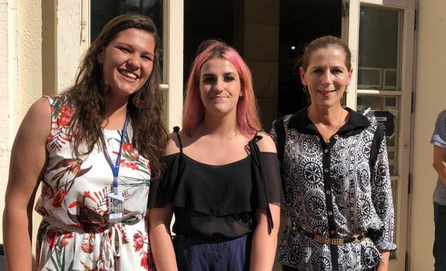 Foto 11 Tomaram posse nesta quinta-feira (12), os estudantes eleitos para compor a nova Diretoria do Grêmio Estudantil do Colégio Estadual do Paraná (GECEP). Os novos representantes assumiram os 19 cargos da agremiação para o exercício da gestão 2020, que tem como objetivos a efetiva participação política no ambiente escolar, para promoção de avanços educacionais e sociais dentro e fora do Colégio.