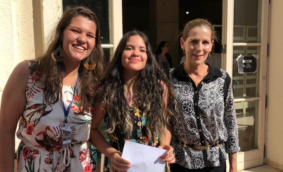 Foto 12 Tomaram posse nesta quinta-feira (12), os estudantes eleitos para compor a nova Diretoria do Grêmio Estudantil do Colégio Estadual do Paraná (GECEP). Os novos representantes assumiram os 19 cargos da agremiação para o exercício da gestão 2020, que tem como objetivos a efetiva participação política no ambiente escolar, para promoção de avanços educacionais e sociais dentro e fora do Colégio.