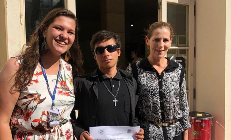 Foto 16 Tomaram posse nesta quinta-feira (12), os estudantes eleitos para compor a nova Diretoria do Grêmio Estudantil do Colégio Estadual do Paraná (GECEP). Os novos representantes assumiram os 19 cargos da agremiação para o exercício da gestão 2020, que tem como objetivos a efetiva participação política no ambiente escolar, para promoção de avanços educacionais e sociais dentro e fora do Colégio.