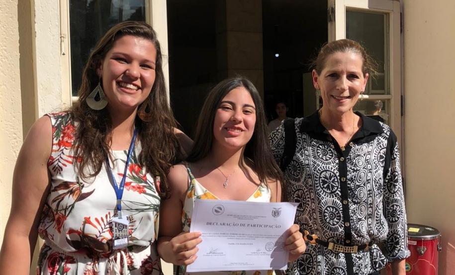 Foto 19 Tomaram posse nesta quinta-feira (12), os estudantes eleitos para compor a nova Diretoria do Grêmio Estudantil do Colégio Estadual do Paraná (GECEP). Os novos representantes assumiram os 19 cargos da agremiação para o exercício da gestão 2020, que tem como objetivos a efetiva participação política no ambiente escolar, para promoção de avanços educacionais e sociais dentro e fora do Colégio.