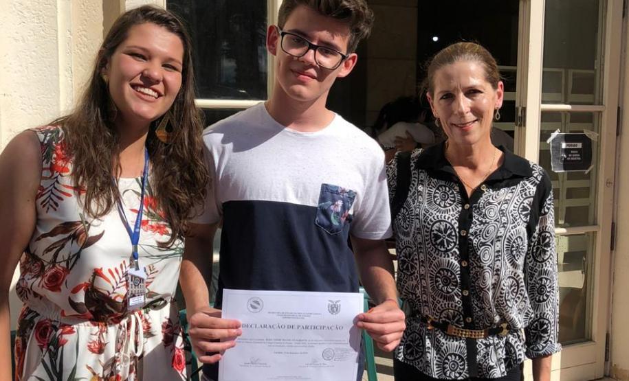 Foto 21 Tomaram posse nesta quinta-feira (12), os estudantes eleitos para compor a nova Diretoria do Grêmio Estudantil do Colégio Estadual do Paraná (GECEP). Os novos representantes assumiram os 19 cargos da agremiação para o exercício da gestão 2020, que tem como objetivos a efetiva participação política no ambiente escolar, para promoção de avanços educacionais e sociais dentro e fora do Colégio.