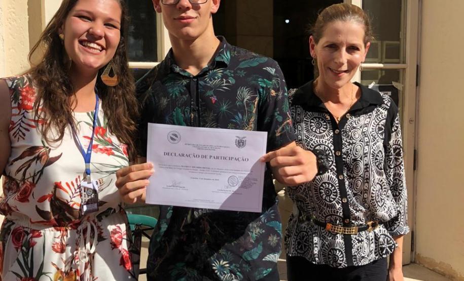 Foto 22 Tomaram posse nesta quinta-feira (12), os estudantes eleitos para compor a nova Diretoria do Grêmio Estudantil do Colégio Estadual do Paraná (GECEP). Os novos representantes assumiram os 19 cargos da agremiação para o exercício da gestão 2020, que tem como objetivos a efetiva participação política no ambiente escolar, para promoção de avanços educacionais e sociais dentro e fora do Colégio.