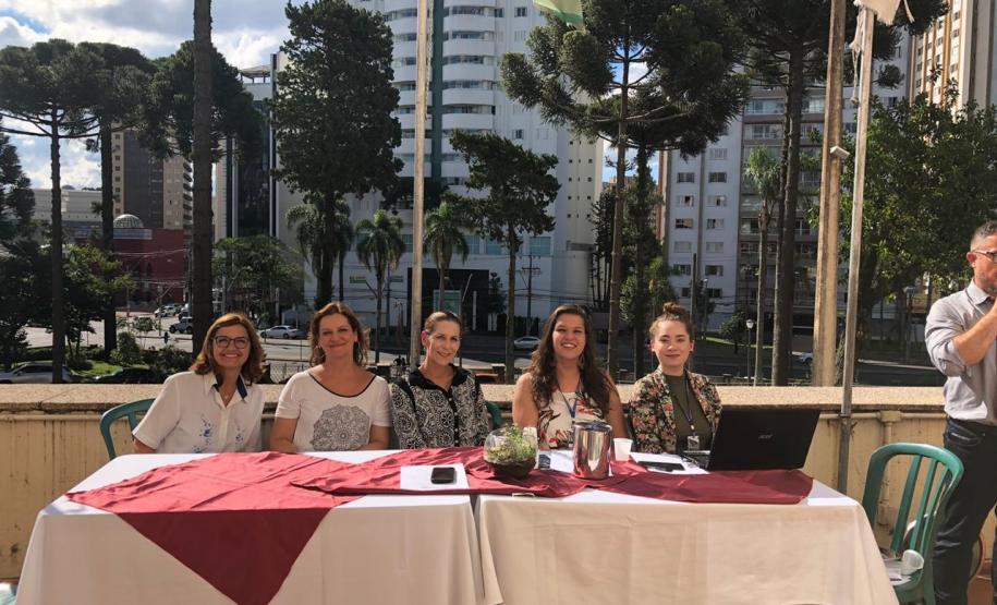 Foto 23 Tomaram posse nesta quinta-feira (12), os estudantes eleitos para compor a nova Diretoria do Grêmio Estudantil do Colégio Estadual do Paraná (GECEP). Os novos representantes assumiram os 19 cargos da agremiação para o exercício da gestão 2020, que tem como objetivos a efetiva participação política no ambiente escolar, para promoção de avanços educacionais e sociais dentro e fora do Colégio.