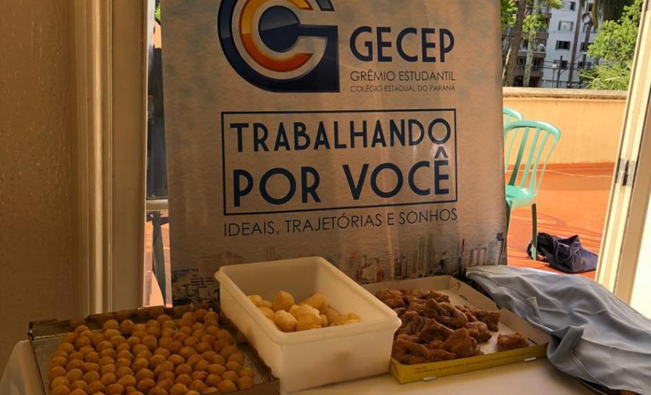 Foto 24 Tomaram posse nesta quinta-feira (12), os estudantes eleitos para compor a nova Diretoria do Grêmio Estudantil do Colégio Estadual do Paraná (GECEP). Os novos representantes assumiram os 19 cargos da agremiação para o exercício da gestão 2020, que tem como objetivos a efetiva participação política no ambiente escolar, para promoção de avanços educacionais e sociais dentro e fora do Colégio.