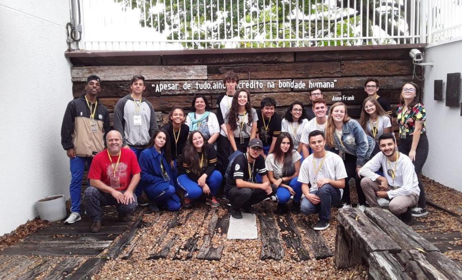Foto 1 Os estudantes do Colégio Estadual do Paraná (CEP) estiveram no Museu do Holocausto, em Curitiba, nesta última terça-feira (16) do ano letivo de 2019. A visita faz parte da última etapa do projeto “Aprendendo Inglês pela História”, que tem como objetivo o ensino da língua inglesa e o envolvimento dos estudantes em eventos que mostram fatos e momentos que marcaram a história da humanidade.