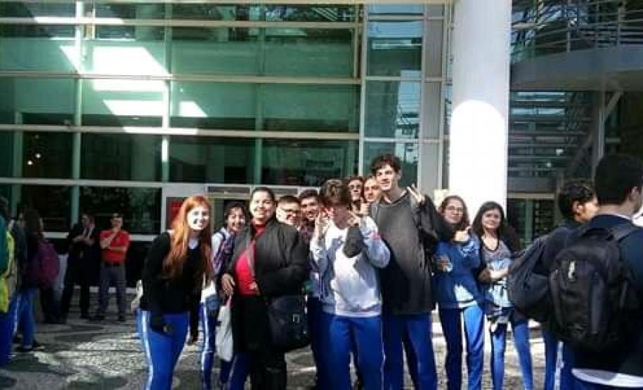 Foto 2 Os estudantes do Colégio Estadual do Paraná (CEP) estiveram no Museu do Holocausto, em Curitiba, nesta última terça-feira (16) do ano letivo de 2019. A visita faz parte da última etapa do projeto “Aprendendo Inglês pela História”, que tem como objetivo o ensino da língua inglesa e o envolvimento dos estudantes em eventos que mostram fatos e momentos que marcaram a história da humanidade.