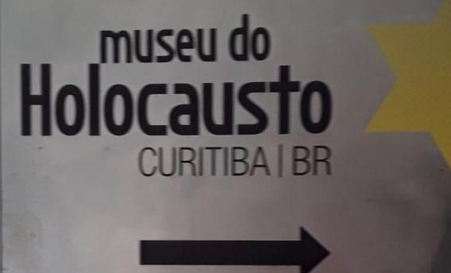 Foto 3 Os estudantes do Colégio Estadual do Paraná (CEP) estiveram no Museu do Holocausto, em Curitiba, nesta última terça-feira (16) do ano letivo de 2019. A visita faz parte da última etapa do projeto “Aprendendo Inglês pela História”, que tem como objetivo o ensino da língua inglesa e o envolvimento dos estudantes em eventos que mostram fatos e momentos que marcaram a história da humanidade.