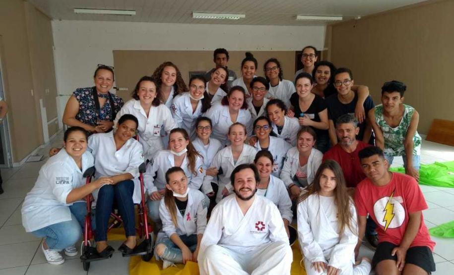 Foto 1 O primeiro grupo é composto por cerca de 50 estudantes de teatro, com formação no próprio Colégio. O grupo é coordenado pela professora e mestre em Teatro Raquel Júlio Mastey.