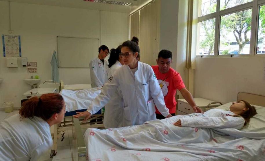 Foto 5 O primeiro grupo é composto por cerca de 50 estudantes de teatro, com formação no próprio Colégio. O grupo é coordenado pela professora e mestre em Teatro Raquel Júlio Mastey.