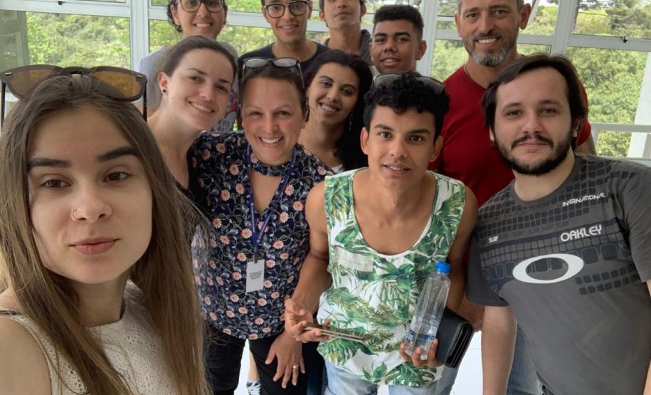 Foto 6 O primeiro grupo é composto por cerca de 50 estudantes de teatro, com formação no próprio Colégio. O grupo é coordenado pela professora e mestre em Teatro Raquel Júlio Mastey.