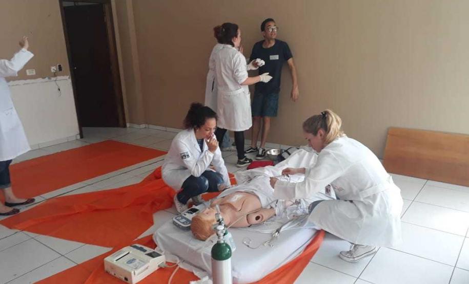 Foto 8 O primeiro grupo é composto por cerca de 50 estudantes de teatro, com formação no próprio Colégio. O grupo é coordenado pela professora e mestre em Teatro Raquel Júlio Mastey.