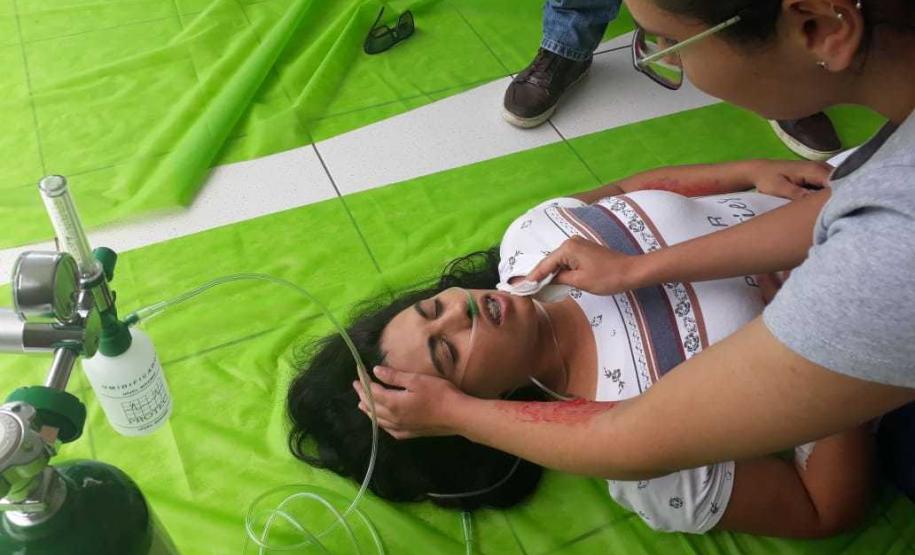 Foto 9 O primeiro grupo é composto por cerca de 50 estudantes de teatro, com formação no próprio Colégio. O grupo é coordenado pela professora e mestre em Teatro Raquel Júlio Mastey.