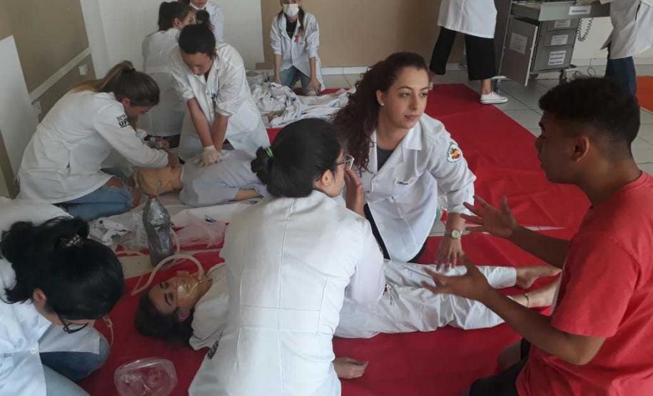 Foto 10 O primeiro grupo é composto por cerca de 50 estudantes de teatro, com formação no próprio Colégio. O grupo é coordenado pela professora e mestre em Teatro Raquel Júlio Mastey.